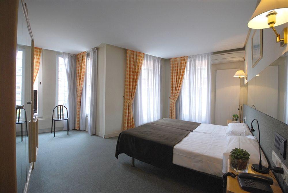 Hotel Avenida Pamplona Pokoj fotografie