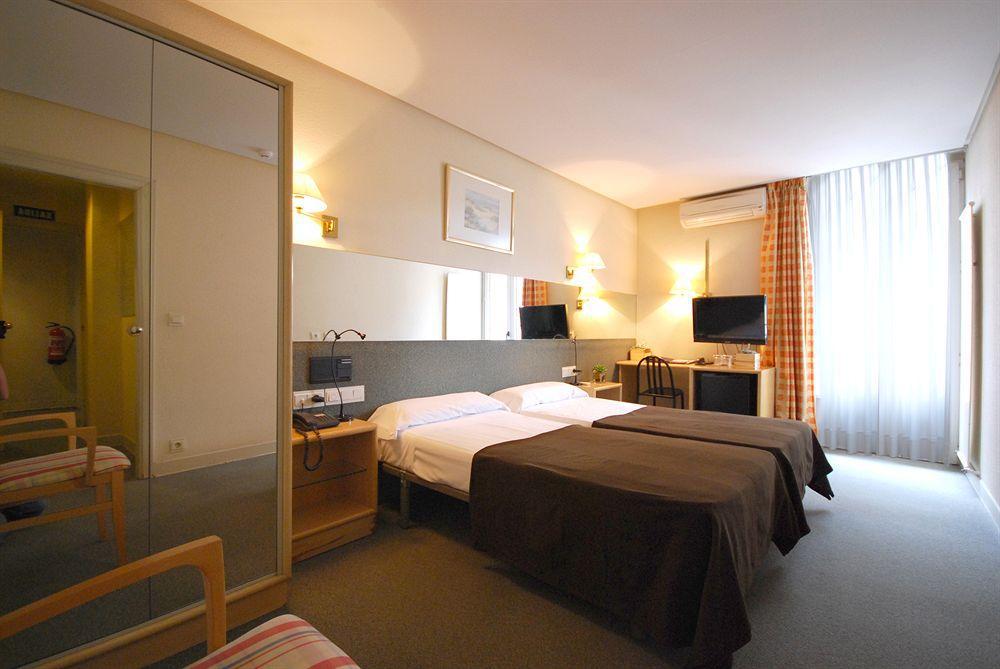 Hotel Avenida Pamplona Pokoj fotografie